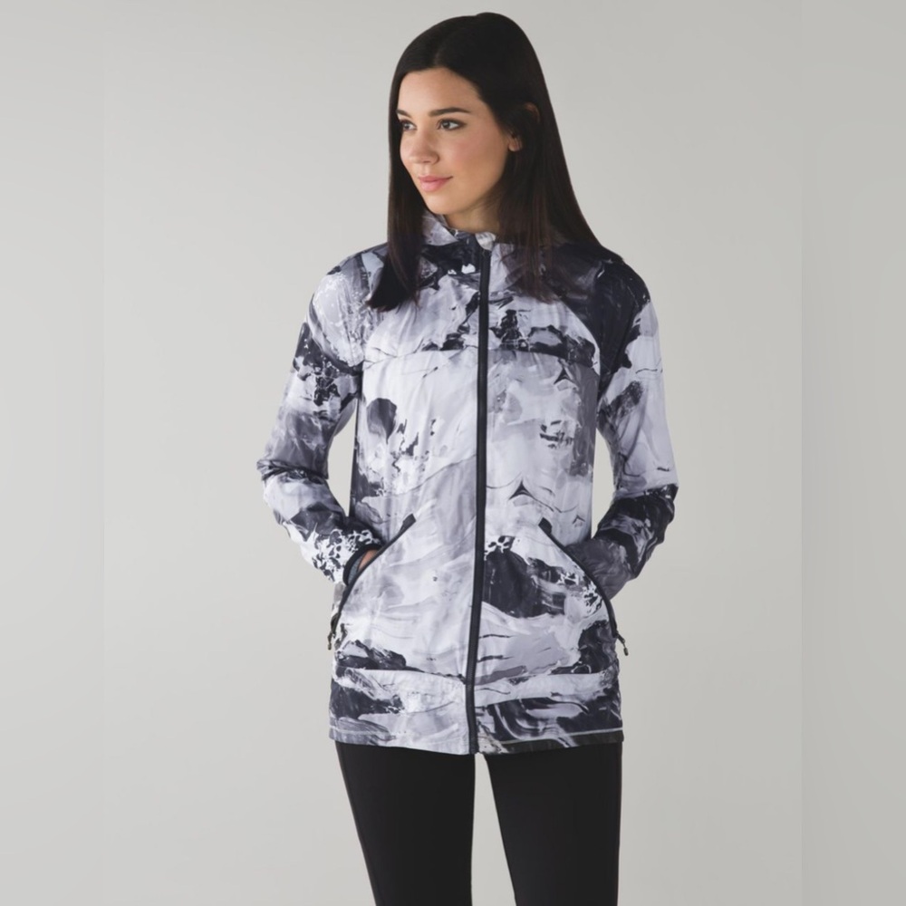 Lululemon Miss Misty Jacket II
Size 2
Biggie Pigment Wave White Black
H170